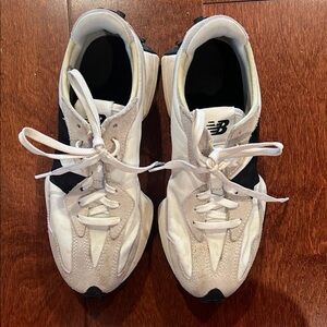 New Balance 327 White and Black Athletic Shoes - Size 6.5